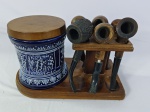Suporte de parede vintage para cachimbos feito em madeira com seis cachimbos e frasco de cêramica para tabaco