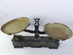 Antiga balança de dois pratos, de ferro fundido conhecido como balança Roberval de aproximadamente 50cm