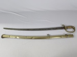 Antiga espada / sabre militar com lâmina curva e capa protetora de metal, med. 90cm
