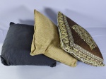 Três almofadas com capas, diversas