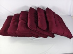 Seis almofadas na cor vinho, diversas