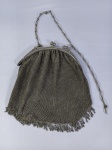 Bolsa de malha metálica vintage com malha fina, alça de corrente e franjas na parte inferior