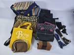Lote com bolsas diversas e cintos femininos