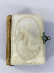 Pequeno missal com capa em madrepérola