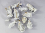 Conjunto de estatuetas de figuras religiosas, aparentemente de porcelana na cor branco com detalhes em dourado