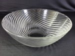 Tigela de vidro com detalhes em relevo em aspiral, sem trincas, lascas ou desgastes aparentes, com 28cm diâmetro