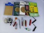 Lote com catálogos de moedas canetas, chaveiros e canivetes antigos