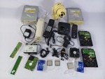 Lote com acessórios antigos para computador, incluindo três preocessadores, telefones e outros