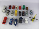 Vinte miniaturas de carrinhos e helicoptero