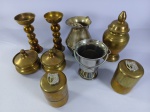 Lote com acessórios em metal dourado e prateado, incluindo potes com tampa, castiçais e outros recipientes