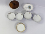 Lote com dois conjuntos diferentes de pratos e prato decorativo e tigela com tampa de madeira