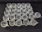Conjunto de 26 unidades de xícaras de ponche de vidro prensado da marca Hazel Atlas, no padrão Williamsport Square.