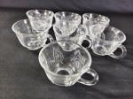 Conjunto de xícaras de cristais/ vidro com alto relevo floral que fazem conjunto com poncheira.