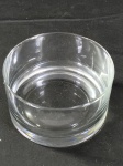 Vaso redondo de cristais/ vidro transparente, medindo aproximadamente 6cm.