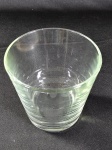 Vaso de cristais/ vidro transparente, medindo aproximadamente 10cm.