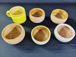 Conjunto contendo seis peças, sendo cinco tigelas e uma caneca feita possilvelmente de porcelana/ cerâmica/ barro.