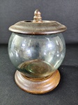 Pote de vidro com tampa e base de madeira, popularmente conhecido como " Three Mountaineers". com aproximadamente 20cm de altura.