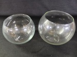Dois vasos redondos de vidro, utilizados como pequenos aquários ou para decoração.