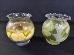 Duas jarras para decoração feita  de vidro, e em uma das jarras com um gel seco simulando água.