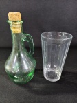 Kit contendo duas peças, sendo um copo americano e uma garrafa verde de vidro para azeites.
