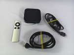 Dispositivo de Streaming Apple TV com cabo de alimentação, HDMI e controle modelo A1469.
