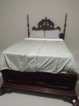 CAMA HISTÓRICA DO Barão de Teffé  PEÇA ORIGINAL DE ÉPOCAApresentamos uma raríssima e importante peça de mobiliário histórico brasileiro: uma imponente cama pertencente ao Barão de Teffé, figura de destaque no Brasil Imperial.Trata-se de uma cama de grandes proporções, confeccionada integralmente em madeira maciça nobre, com rica ornamentação entalhada à mão. O trabalho artístico evidencia características do estilo D. João V / Rococó tardio, com exuberantes volutas, concheados e elementos florais esculpidos com extrema habilidade, demonstrando alto nível de marcenaria artística da época.O espaldar (cabeceira) apresenta composição simétrica com entalhes profundos e bem definidos, além de colunas torneadas laterais, típicas do mobiliário aristocrático do século XIX. A madeira possui pátina original, adquirida ao longo dos anos, reforçando sua autenticidade e valor histórico.Dimensões:Comprimento: 2,00 metrosLargura: 1,48 metrosPeríodo / Idade estimada:O Barão de Teffé faleceu em 1937. Considerando o estilo da peça e seu vínculo direto com o período de uso pelo Barão, estima-se que o móvel tenha sido produzido entre o final do século XIX e início do século XX, possuindo aproximadamente 100 a 140 anos.Proveniência e autenticidade:Este móvel permanece na família do Barão, encontrando-se atualmente sob posse de seu pentaneto. Existe documentação de época referente à doação dos móveis do Barão de Teffé à sua bisneta (tataravó do atual proprietário), sendo possível a entrega de uma cópia deste documento ao arrematante, reforçando sua procedência e autenticidade histórica.Estado e localização:O móvel encontra-se em òtimo estado de conservação, considerando sua idade, preservando características originais.Localização: Petrópolis  Rio de Janeiro.