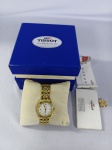 relógio Tissot Ballade, modelo que traduz com perfeição a tradição relojoeira suíça aliada a um design clássico e atemporal.Fabricado provavelmente entre as décadas de 1990 e 2000, este exemplar reflete a qualidade e precisão características da Tissot, uma das mais respeitadas manufaturas suíças. Seu design elegante, com caixa banhada a ouro, confere presença marcante e refinamento, sendo ideal tanto para uso social quanto para compor coleções de relógios clássicos.Características:Marca: TissotModelo: BalladeOrigem: SuíçaMaterial: Banhado a OuroMovimento: Suíço de alta precisãoEstado de conservação:O relógio encontra-se em estado de novo, extremamente bem preservado, com mínimos ou nenhum sinal de uso.Acompanha:Caixa originalManual originalNota fiscal com data da compraPeríodo:Produzido aproximadamente entre os anos 1990 e 2000, período marcado por forte identidade clássica na relojoaria suíça contemporânea.