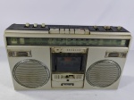 Antigo rádio gravador vintage da década de 70, da marca National Panasonic modelo RX-5104 F, toca fita cassete e rádio AM/FM, item ao por na tomada liga, porém não testamos suas funcionalidades
