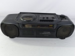 Antigo rádio Cassete Aiwa portátil, reprodutor de CDs e toca fita integrado, possuí rádio AM/FM da década de 90, o item liga ao por na tomada porém não testamos suas funcionalidades