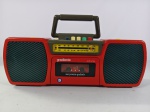 Antigo rádio da década de 80 "Meu primeiro Gradiente", gravador e reprodutor de fita cassete e rádio AM/FM, item liga ao por na tomada porém não testamos suas funcionalidades