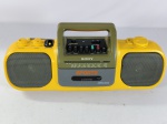 Antigo rádio boombox vintage da SONY Sports modelo CFS-905 da década de 90, toca rádio AM/FM e fita cassete com função auto reverse, item liga ao por na tomada porém não testamos suas funcionalidades