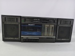 Antigo rádio boombox SONY CFS-15 da década de 80, toca rádio AM/FM e reprodutor/gravador de fita cassete com caixa de som acoplada, item liga ao por na tomada, porém não testamos suas funcionalidades
