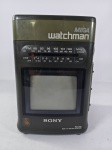 Antiga televisão portátil da SONY Mega Watchman FD-510 da década de 90, possuí antena telescópica e sintonizador analógico para canais VHF/UHF, item liga ao por na tomada porém não testamos suas funcionalidades