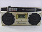 Antigo rádio boombox portátil da marca General Electric modelo 3-5455B, toca AM/FM e reprodutor de fitas cassete, item não testado