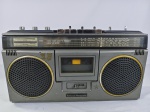 Antigo rádio boombox gravador de fita cassete vintage, modelo National Panasonic RQ-4050FD, toca AM/FM/2SW estéreo, fita cassete com gravação de um toque, controle de tom, mixagem de microfone e um medidor LED de 4 vias, item liga ao por na tomada porém não testamos suas funcionalidades