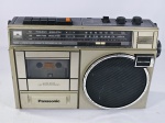 Antigo rádio gravador cassete vintage da marca Panasonic, modelo RX-12, toca AM/FM e gravador de fitas cassetes, da década de 70, item liga ao por na tomada porém não testamos suas funcionalidades