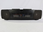 Antigo rádio gravador estéreo portátil (boombox) da marca CCE CS 2200, da década de 80, possuí dois decks de cassete, oferece cópia sincronizada entre fitas e reprodução contínua, item não testado