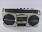 Antigo rádio gravador vintage da marca Sharp, modelo GF-4343, da década de 80, possuí reprodutor/gravador de cassete com função auto-stop, rádio FM/AM e alto-falantes integrados, liga ao por na tomada, porém não testamos suas funcionalidades