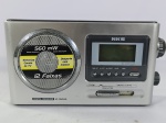 Antigo rádio receptor portátil da marca NKS, modelo receptor digital 12 faixas, toca AM/FM e ondas curtas (10 faixas), possuí relógio digital, função despertador e capacidade de sintonizar canais analógicos, item ligando ao por na tomada porém não testamos suas funcionalidades
