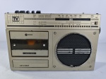 Antigo rádio cassete vintage da marca Diplomat, modelo IM 36, da década de 80, toca AM/FM, reprodutor de fita cassete com "auto-stop" e capacidade de sintonizar canais de TV VHF e precisão de tempo, item liga ao por na tomada porém não testamos suas funcionalidades
