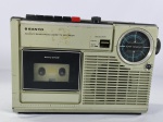 Antigo rádio gravador cassete portátil vintage da marca Sanyo, modelo M2402-2F, toca AM/FM e fitas cassetes com função auto-stop apresente sintonizador, item da década de 80, item ligando ao por na tomada porém não testamos suas funcionalidades