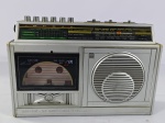 Antigo rádio gravador cassete portátil vintage, da década de 70-80, toca AM/FM/SW além de leitor e gravador de fita cassete, incluí "Auto-Stop", ligando ao por na tomada porém  não testamos suas funcionalidades
