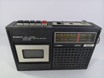 Antigo rádio gravador de fita cassete vintage da marca Sanyo, modelo M2420, da década de 80, toca AM/FM e função "Auto-Stop" para fita, liga ao por na tomada porém não testamos suas funcionalidades