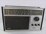 Antigo rádio Philips Six Band 695 da década de 90, rádio portátil com seis faixas de onda "Six Band", toca FM/MW/OM/SW, item liga ao por na tomada porém não testamos suas funcionalidades