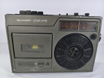 Antigo rádio gravador vintage da marca Sharp, modelo Dynamic Sound, da década de 80, toca AM/FM, gravador e reprodutor de fita cassete, possuí "auto-stop", item liga ao por na tomada porém não testamos suas funcionalidades