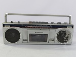 Antigo rádio gravador vintage Sanyo M7000-F, classico portátil dos anos 80, toca rádio AM/FM e toca fitas, item ligando ao por na tomada porém não testamos suas funcionalidades
