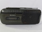Antigo rádio gravador cassete portátil vintage Sony, modelo CFM-155, toca AM/FM e reprodutor de fita cassete, item liga ao por na tomada porém não testamos suas funcionalidades
