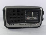 Antigo rádio portátil da marca Toshiba, modelo TR-449SP, toca AM/FM e ondas curtas SW1/SW2 , item da década de 80, não testado