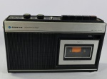 Antigo gravador de fita cassete vintage Sanyo Stereocast, modelo M4200, da década de 70, possuí AM/FM e toca fitas cassete, item liga ao por na tomada porém não testamos suas funcionalidades
