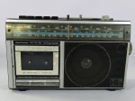 Antigo rádio cassete modelo Philips AR 248, suporte para AM/FM/SW, item liga ao por na tomada porém não testamos suas funcionalidades